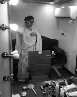 Kausar Munir Instagram - Objects in the mirror appear more ‘shayarana’ than they really are 🤍