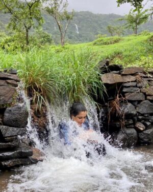 Kausar Munir Instagram - Shower e Aabshaar (Waterfall wala shower)
Location courtesy @manwani.akshay  Kahin kisi pahaad ka 
Dil pighla hai,
Vahin se ye gumraah
Darya nikla hai.
Umdega, 
Phailega,
Doobega,
Tairega,
Ab kisi aah nahi
Thehrega-
Bada beaabroo hokar
Apne kooche se ye nikla hai.