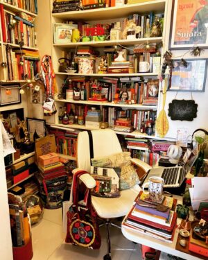 Kausar Munir Instagram - How do I ever get any work done in this bazaar! #creativechaos #lovemyclutter