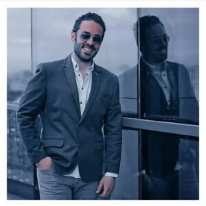 Kaveh Samakbashi Instagram - خدایا هزار هزار مرتبه تو را شکر می‌کنم
به‌خاطر اینکه حواست هست، به‌خاطر اینکه هستی و می‌بینی و در دل بزنگاه‌های عمیق زندگی، درست وقتی که از زمین و زمانه ناامیدم از راه می‌رسی و معجزه می‌کنی.
خدایا هزار هزار مرتبه تو را شکر می‌کنم به‌خاطر شیوه‌ی بی‌نظیری که در خدایی کردنت داری، به‌خاطر اینکه رفیقی، به‌خاطر اینکه رفیق‌ترین منی.
خدایا تو را شکر می‌کنم به‌خاطر اینکه آن بالا نشسته‌ای و میان این‌همه، حواست به من هم هست، که مرا فراموش نمی‌کنی و یادت نمی‌رود که در این مختصات عجیب، که در این کنج دور و غریب، زیر این سقف کوچک ناپیدا هم بنده‌ای به لطف و مهربانیِ تو چشم دوخته، چشم‌هاش را بسته و خالصانه صدات می‌کند.
تو را شکر می‌کنم که می‌شنوی، که می‌بینی، که به ناامید شدن‌هام می‌خندی، دست‌هات را باز می‌کنی و برایم امید می‌فرستی.

.
.
.
#نرگس_صرافیان_طوفان 
.
.
#kavehsammakbashi