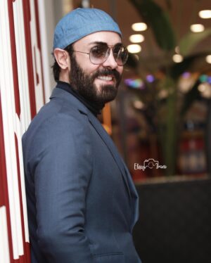 Kaveh Samakbashi Instagram - آغاز اكران آنلاين فيلم سينمايي "فرانكفورت ٨ صبح" از نهم اسفند ماه در پلتفرم فيلم ناب

#kavehsammakbashi 
@filmnab

Photo by: @elnazirani76