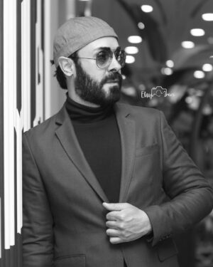 Kaveh Samakbashi Instagram - من آدم‌های خوب زیادی را می‌شناسم که از دست دادم‌شان . این را می‌دانم که زنده‌ان و خوشبخت ؛ اما خب شاید تا آخر زندگی دیگر هیچ‌وقت همدیگر را نبینیم . دانستن این حقیقت باعث این نمی‌شود تا فکر کنم حتما من آدم بدی بوده‌ام که این‌طور از یکدیگر دور افتاده‌ایم .
یک روزی یاد می‌گیریم که این فقط یکی از مهمترین خاصیت‌های زندگی است : هیچ‌وقت نمی‌توانی همه‌چیز و همه‌کس را در کنار خودت نگه‌ بداری . چه خوب‌ و چه بد .

#kavehsammakbashi 

Photo by: @elnazirani76