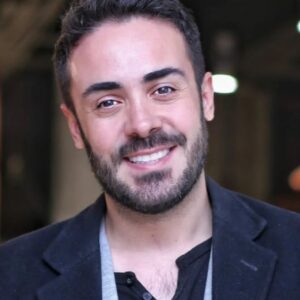 Kaveh Samakbashi Instagram - من بهترین آدم هایِ زندگی ام را در بهترین زمان ها شناختم .
هر بار که در کاری موفق می شدم ، کسانی بودند که پا به پایِ من ، شاد می شدند ، کسانی که مرا از خودشان می دانستند و شادیِ من ، عمیقاً خوشحالشان می کرد .
و من بدونِ درنگ این آدم هایِ ناب را برایِ ابدِ بودنم و برایِ همنشینی ذخیره می کردم .
شاید آدم هایِ کمی اطرافِ خودم نگه داشتم ، اما بهترین هایِ جهان را دارم . و دور تر ایستاده ام ؛ از دیگرانی که هم سویِ باورهایم نیستند ، که بودنم ، عقایدم و لبخندم ، آزارشان می دهد !
دلیلی ندارد با کسانی معاشرت کنم که شادی و خوشبختی ام غمگینِ شان می کند ، دلیلی ندارد بمانم و آرامشِ خودم و آن ها را خراب کنم !
ترجیح می دهم همه را دوست داشته باشم ، پس دور تر می ایستم تا آدم ها فرصت نکنند تصوراتِ من از خودشان را خراب کنند .

#نرگس_صرافیان_طوفان 

#kavehsammakbashi