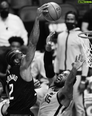 Kawhi Leonard Instagram - @joelembiid ‘s reaction lmao! Anyway Clipps take the win and Kawhi finishes with 31 PTS. Whi on his knee: “Nah, I’ll be good” 🙆🏻‍♀️ #KawhiLeonard #Clippers #Jazz