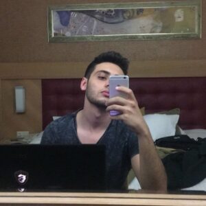Kaya Giray Instagram - Oteldeyken bile çalışmaktan pert olmuş bir müzisyen olarak hatırlayın beni 😓