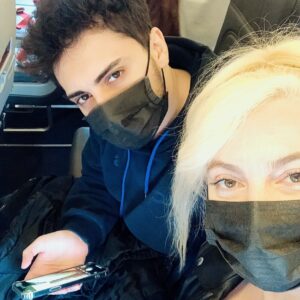 Kaya Giray Instagram - Annem, yol arkadaşım; Anneler günün kutlu olsun.. Tüm annelerimizin anneler günü kutlu olsun ❤️ Annesi yanında olmayanlar da güzel dualarınızla onu kalbinizde hissedebilirsiniz. Ben, beni büyüten bir diğer kadın Anneannemi kaybettim onun için bugün dua ediyor olacağım 🙏
