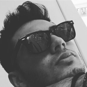 Kaya Giray Instagram - Bir gün bir genç bir kıza çok aşık olmuş, kızı o kadar seviyormuş ki gerekirse 10 kere sünnet olurmuş kız için öyle bir aşkmış yani anlayacağınız. Bir gün tüm cesaretini toplayıp gitmiş ve kıza açılmış ona aşık olduğunu onun için her şeyi yapabileceğini söylemiş. Kız da ona güvenmek için “beni mi daha çok seviyorsun anneni mi?” diye sormuş. Çocuk hiç düşünmeden seni demiş aşkından gözü görmüyormuş. Kız da “madem beni daha çok seviyorsun, annenin kalbini söküp bana getir ki ben de sana inanayım” demiş. Çocuk ne yapacağını bilememiş eve koşmuş annesine anlatmış olayı, annesi de oğlunun mutluluğu için boynunu bükmüş “oğlum senin mutluluğun için yaşıyorum ben eğer ki o kız seni mutlu ediyorsa senin mutluluğun için ölürüm” demiş. Oğlu annesini öldürüp kalbini sökmüş yerinden ve bir kutuya koyup kızın yanına koşa koşa gitmeye başlamış. Hızla koştururken bir sokak arasında ayağı taşa takılmış düşmüş ve annesinin kalbinden bir ses gelmiş “çaldığın o kalbi yerine koy lütfeeeen, eğer hislerin....” çocuk çok pişman olmuş ve deli gibi ağlamaya başlamış. Annelerinizin kalbini sökmeyin elin kızları/oğulları için yani!