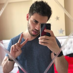 Kaya Giray Instagram - Hadi elimle Peace yapmışım o dil niye dışarda? Dünya Barışını dilim dışarda bekliyorum 👅😂