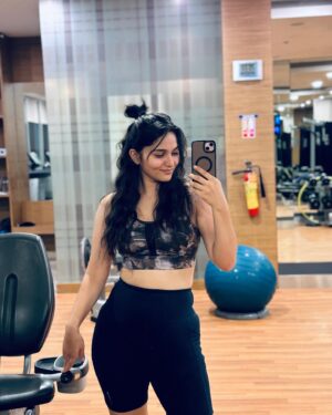 Kayadu Lohar Instagram - healthy routines 🖤 ✌🏻