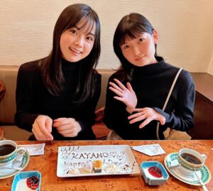 Kayano Masuyama Instagram - 上着を脱いだら
妹と服かぶりすぎてた〜😗🖤 #姉妹