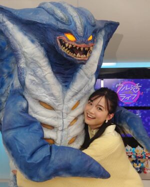 Kayano Masuyama Instagram - #ウル活ライフ になんと！
私の推し怪獣 ガゾートが会いに来てくれました👏👏
小っちゃい頃ビデオで何度も観ていたあのガゾートが！

見てくださいこの愛らしいおててを、、😮‍💨♡

ありがとうございます、ガゾートと関係者各位🙇‍♂️！笑