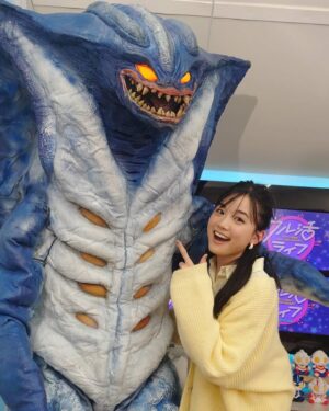 Kayano Masuyama Instagram - #ウル活ライフ になんと！
私の推し怪獣 ガゾートが会いに来てくれました👏👏
小っちゃい頃ビデオで何度も観ていたあのガゾートが！

見てくださいこの愛らしいおててを、、😮‍💨♡

ありがとうございます、ガゾートと関係者各位🙇‍♂️！笑