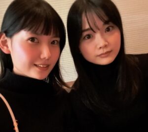 Kayano Masuyama Instagram - 上着を脱いだら
妹と服かぶりすぎてた〜😗🖤 #姉妹