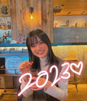 Kayano Masuyama Instagram - 美味しい年越し蕎麦を食べられて、
お腹も心も大満足で年を越せそうです😂
来年は数字的に節目を迎えることもしっかり意識しつつ
柔らかにしなやかに、力を抜いて抜いて、丁寧に、
進んでいきたいです。

関わってくださった全てのみなさん、
今年も一年ありがとうございました🐰♡
良いお年をお迎えください✨