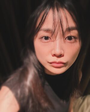 Kayano Masuyama Instagram - 突然、もうええわというほど大量のお顔のアップ置いていきます。
だって。お肌の調子、良いんじゃないか…⁇
あゆ姉にプレゼントしてもらったハイライトとお部屋の照明も相まって、ちゅるんちゅるんなのではないか…⁇🥚