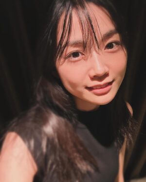 Kayano Masuyama Instagram - 突然、もうええわというほど大量のお顔のアップ置いていきます。
だって。お肌の調子、良いんじゃないか…⁇
あゆ姉にプレゼントしてもらったハイライトとお部屋の照明も相まって、ちゅるんちゅるんなのではないか…⁇🥚