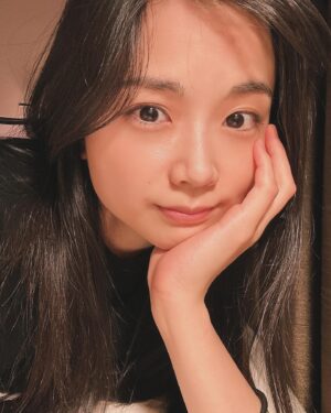 Kayano Masuyama Instagram - 突然、もうええわというほど大量のお顔のアップ置いていきます。
だって。お肌の調子、良いんじゃないか…⁇
あゆ姉にプレゼントしてもらったハイライトとお部屋の照明も相まって、ちゅるんちゅるんなのではないか…⁇🥚