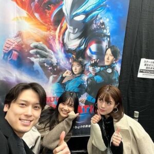 Kayano Masuyama Instagram - #ウルトラヒーローズエキスポ 2024
ニューイヤーフェスティバル IN 東京ドームシティで
年内ラストのウル活してきました🚀✨

隊員のみなさんもウルトラマンも怪獣もみんなカッコよくて
目が足りなかったな😵‍💫✨あの技もあの技もすごい‼︎って！

まさかあのウルトラマンが見られると思ってなくて
熱かった〜！❤️‍🔥

#ウルトラマンブレーザー
#ウルトラマンデッカー
#キリノイチッカー
#ウルトラマンディナス 
#関係者各位 #私も東京ドームシティで私と握手 🤝
#ってしたいです
#いろいろ混ざってるか
#デッカーのTシャツやグッズを身につけている方を見ると
#やっぱり嬉しくなる