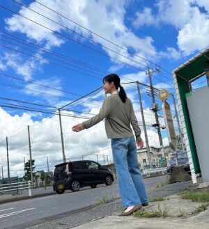 Kayano Masuyama Instagram - ロケの日、お天気が心配だったのですが
晴れ女、発揮しました☀️🌈

実はね昔はなかなかの雨女で🤫
お出かけするとすぐ雨や雪降りがちだったのが、、
ディナスくらいから(割と最近)晴れ女になった感じが！！

この日も、外での撮影が無事終わってバスに戻った瞬間、
雨が降り出したんです！もう晴れ女でしかないや✨笑