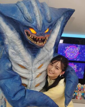 Kayano Masuyama Instagram - #ウル活ライフ になんと！
私の推し怪獣 ガゾートが会いに来てくれました👏👏
小っちゃい頃ビデオで何度も観ていたあのガゾートが！

見てくださいこの愛らしいおててを、、😮‍💨♡

ありがとうございます、ガゾートと関係者各位🙇‍♂️！笑