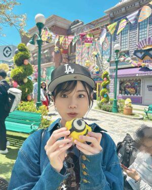 Kayano Masuyama Instagram - gm💛

#それ以上食べない方がいいよ…
#と控えめに助言しながら撮ってくれた妹 
#美味しくて止まらない気持ちと可愛くて撮りたい気持ち 
#カレーマンなんだよ 
#ミニオンのアトラクションで鶴瓶さんに
#一週間お風呂入ってない人って当てられちゃった 
#うれしかった #🤣 #Minions #♡