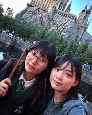 Kayano Masuyama Instagram - 妹の朱里乃とUSJへ🩶✨
朱里は初ユニバだったけどアニメとか詳しいのでいろいろ解説してくれたり私が誰推しだったか各作品覚えててくれてるから助かりました！🤣変わってなかった！笑

ちょうど去年、ハリーポッター全シリーズ観返してたのでさらに感動した〜🪄♡ #USJ #ユニバ #ハリーポッター
#Harrypotter #コナン #鬼滅の刃 #ヒロアカ#JurassicPark #ジュラシックパーク #モンハン #妹の好きを詰め込んだ場所 #私もさらに好きになってしまった