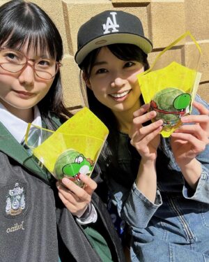 Kayano Masuyama Instagram - 妹の朱里乃とUSJへ🩶✨
朱里は初ユニバだったけどアニメとか詳しいのでいろいろ解説してくれたり私が誰推しだったか各作品覚えててくれてるから助かりました！🤣変わってなかった！笑

ちょうど去年、ハリーポッター全シリーズ観返してたのでさらに感動した〜🪄♡ #USJ #ユニバ #ハリーポッター
#Harrypotter #コナン #鬼滅の刃 #ヒロアカ#JurassicPark #ジュラシックパーク #モンハン #妹の好きを詰め込んだ場所 #私もさらに好きになってしまった