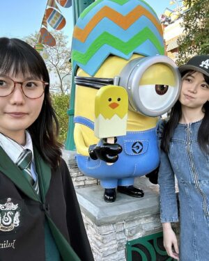 Kayano Masuyama Instagram - 妹の朱里乃とUSJへ🩶✨
朱里は初ユニバだったけどアニメとか詳しいのでいろいろ解説してくれたり私が誰推しだったか各作品覚えててくれてるから助かりました！🤣変わってなかった！笑

ちょうど去年、ハリーポッター全シリーズ観返してたのでさらに感動した〜🪄♡ #USJ #ユニバ #ハリーポッター
#Harrypotter #コナン #鬼滅の刃 #ヒロアカ#JurassicPark #ジュラシックパーク #モンハン #妹の好きを詰め込んだ場所 #私もさらに好きになってしまった