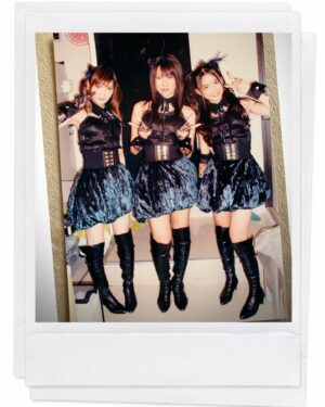 Kayano Masuyama Instagram - ひぃちゃん35歳🌹♡おめでとう💋

お誕生日当日、一番に乾杯できました🥂(自慢です)
愛しさのdefenseな写真を添えて。

#この写真見て懐かしいなぁと思ってくれる人もいるかもしれないけど #私にとってはいつもの顔ぶれ！🤣
#現在進行形なメンバーです
#みんなと出会った頃から背も18cm伸びました
#あでも先日の健康診断で1cmまた伸びてました
#まだまだ成長期 🦕