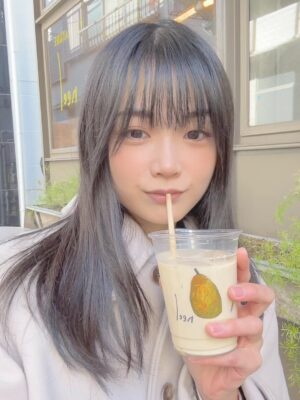 Kayano Masuyama Instagram - 今日の日中は陽射しが暖かくて
テラス席にしてみました🍃

でもちょっと寒くなってきて最後店内に入った！😂

#コメントに私がお茶してるだけで変身しそうに見えてる人いるの #面白いよなんでよ 🤣
#持ち方がそう見えるみたい🥤