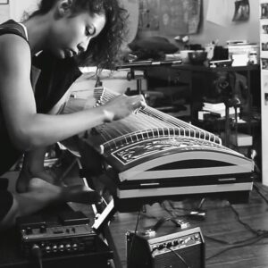 Kayla Briët Instagram - pedals   guzheng-ing at home 《古箏》