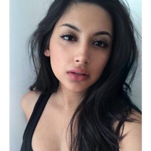 Actress Kayla Heller HD Instagram Photos and Wallpapers February 2018
