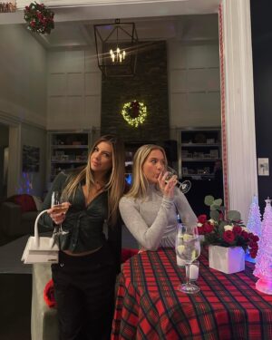 Kaylee Quinn Instagram - Happy holidays🎄