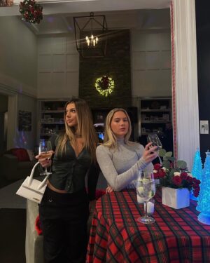 Kaylee Quinn Instagram - Happy holidays🎄