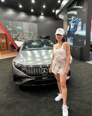 Kayli Tran Instagram - F1 with my Dubai sugar zaddy 😌 let’s see if we can get him to buy me a Mercedes next. lol

#f1 #formula1 #dubai #abudhabi #yasmarina #yasisland #f1abudhabi #uae #mercedes