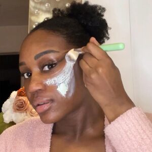 Kayshia Fils-Aimé Instagram - How I spent my storm day🧖🏾‍♀️🍫🍷💻

#ad 
I relaxed with my @heybudskincare clay mask and just can't wait to see the results!🤩 (And share them with yall😋) I kept the mask much longer than what's written on the box (as you can see by the cracks 🤣🤣 but it felt good!🤷🏾‍♀️) 

They have several healthy goodies for you to treat your skin🌿 So check them out to see all their benefits because on days off we take care of our skin, we relax, we eat, we binge watch movies or series and we drink wine😎 (or agua💧)
Who would enjoy a nice face mask right now?!🙋🏾‍♀️