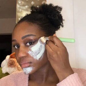 Kayshia Fils-Aimé Instagram - How I spent my storm day🧖🏾‍♀️🍫🍷💻

#ad 
I relaxed with my @heybudskincare clay mask and just can't wait to see the results!🤩 (And share them with yall😋) I kept the mask much longer than what's written on the box (as you can see by the cracks 🤣🤣 but it felt good!🤷🏾‍♀️) 

They have several healthy goodies for you to treat your skin🌿 So check them out to see all their benefits because on days off we take care of our skin, we relax, we eat, we binge watch movies or series and we drink wine😎 (or agua💧)
Who would enjoy a nice face mask right now?!🙋🏾‍♀️