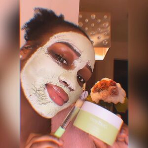 Kayshia Fils-Aimé Instagram - How I spent my storm day🧖🏾‍♀️🍫🍷💻

#ad 
I relaxed with my @heybudskincare clay mask and just can't wait to see the results!🤩 (And share them with yall😋) I kept the mask much longer than what's written on the box (as you can see by the cracks 🤣🤣 but it felt good!🤷🏾‍♀️) 

They have several healthy goodies for you to treat your skin🌿 So check them out to see all their benefits because on days off we take care of our skin, we relax, we eat, we binge watch movies or series and we drink wine😎 (or agua💧)
Who would enjoy a nice face mask right now?!🙋🏾‍♀️