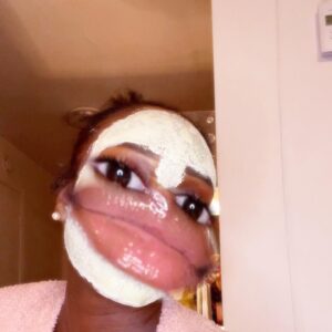 Kayshia Fils-Aimé Instagram - How I spent my storm day🧖🏾‍♀️🍫🍷💻

#ad 
I relaxed with my @heybudskincare clay mask and just can't wait to see the results!🤩 (And share them with yall😋) I kept the mask much longer than what's written on the box (as you can see by the cracks 🤣🤣 but it felt good!🤷🏾‍♀️) 

They have several healthy goodies for you to treat your skin🌿 So check them out to see all their benefits because on days off we take care of our skin, we relax, we eat, we binge watch movies or series and we drink wine😎 (or agua💧)
Who would enjoy a nice face mask right now?!🙋🏾‍♀️
