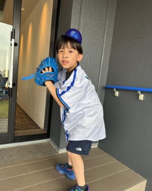 Kazisakku Instagram - 先日カジサックファミリーで横浜DeNAベイスターズの始球式に参加させていただいた動画がアップされました✨
とても貴重で最高に幸せな経験をさせていただき、夢のような1日となりました☺︎
野球大好きなとうじは終始真面目に観戦し、こじはこの日DeNAベイスターズの大ファンになりました😆

りおちゃんの歌声でグラウンドに立たせていただき、ツネさんファミリーとチームの皆さんで観戦できて最高に楽しく、一生の思い出に残る一日となりました☺︎

そして延長12回まで戦った後、疲れも残る中、牧選手がカジサックの投げたボールでホームランを打つまで帰れませんをやってくださって、なんて優しくてあったかい方なんだろうと感激しました😭✨ぜひ動画をご覧ください✨

ベイスターズファンの方々、ヤクルトファンの方々もとても暖かく迎えて入れてくださってとても嬉しかったです！球場の一体感が最高で、お客さん達を楽しませようと思うスタッフの方々の気持ちがすごく伝わるスタジアムでした✨この機会をくださった横浜DeNAベイスターズの関係者の方々、ご協力くださった牧選手をはじめとする選手の方々、本当にありがとうございました🙇‍♂️🙇‍♀️

#横浜スタジアム
#横浜denaベイスターズ 
#カジサック
#始球式
#最後の2枚の写真はツネ嫁さんからいただいたお気に入りの写真です❤️