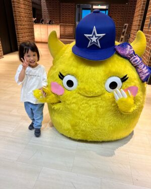 Kazisakku Instagram - 先日カジサックファミリーで横浜DeNAベイスターズの始球式に参加させていただいた動画がアップされました✨
とても貴重で最高に幸せな経験をさせていただき、夢のような1日となりました☺︎
野球大好きなとうじは終始真面目に観戦し、こじはこの日DeNAベイスターズの大ファンになりました😆

りおちゃんの歌声でグラウンドに立たせていただき、ツネさんファミリーとチームの皆さんで観戦できて最高に楽しく、一生の思い出に残る一日となりました☺︎

そして延長12回まで戦った後、疲れも残る中、牧選手がカジサックの投げたボールでホームランを打つまで帰れませんをやってくださって、なんて優しくてあったかい方なんだろうと感激しました😭✨ぜひ動画をご覧ください✨

ベイスターズファンの方々、ヤクルトファンの方々もとても暖かく迎えて入れてくださってとても嬉しかったです！球場の一体感が最高で、お客さん達を楽しませようと思うスタッフの方々の気持ちがすごく伝わるスタジアムでした✨この機会をくださった横浜DeNAベイスターズの関係者の方々、ご協力くださった牧選手をはじめとする選手の方々、本当にありがとうございました🙇‍♂️🙇‍♀️

#横浜スタジアム
#横浜denaベイスターズ 
#カジサック
#始球式
#最後の2枚の写真はツネ嫁さんからいただいたお気に入りの写真です❤️