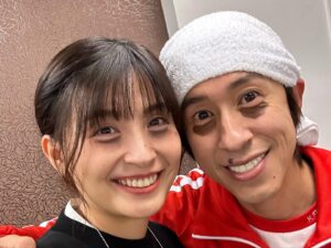 Kazisakku Instagram - 1月14日からのソフトバンクのCM #スマホデビューch にヒカキンさんと大沢あかねさんと、まさかのカジサックファミリーで出演させていただくことになりました✨
まさかまさかの事でびっくりです！驚きです！
スタッフさん達もとっても優しく、大沢あかねさんもヒカキンさんも撮影中とてもフランクにたくさんお話ししてくださり、緊張していた子ども達も私も楽しくのびのびと撮影をすることができました✨
ヒカキンさんはとうじにゲームの話をしてくださったり、最後には子ども達みんなにサインをくださり、写真も撮っていただきました✨子ども達の宝物です😭✨本当にありがとうございました🙇‍♂️🙇‍♀️

カジサックファミリー初のTVCM、是非見ていただけたら嬉しいです☺︎

#記念に夫婦2ショット撮ってみたらすんごいクマの状態でした🐻
#カジサック