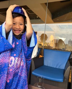 Kazisakku Instagram - 先日カジサックファミリーで横浜DeNAベイスターズの始球式に参加させていただいた動画がアップされました✨
とても貴重で最高に幸せな経験をさせていただき、夢のような1日となりました☺︎
野球大好きなとうじは終始真面目に観戦し、こじはこの日DeNAベイスターズの大ファンになりました😆

りおちゃんの歌声でグラウンドに立たせていただき、ツネさんファミリーとチームの皆さんで観戦できて最高に楽しく、一生の思い出に残る一日となりました☺︎

そして延長12回まで戦った後、疲れも残る中、牧選手がカジサックの投げたボールでホームランを打つまで帰れませんをやってくださって、なんて優しくてあったかい方なんだろうと感激しました😭✨ぜひ動画をご覧ください✨

ベイスターズファンの方々、ヤクルトファンの方々もとても暖かく迎えて入れてくださってとても嬉しかったです！球場の一体感が最高で、お客さん達を楽しませようと思うスタッフの方々の気持ちがすごく伝わるスタジアムでした✨この機会をくださった横浜DeNAベイスターズの関係者の方々、ご協力くださった牧選手をはじめとする選手の方々、本当にありがとうございました🙇‍♂️🙇‍♀️

#横浜スタジアム
#横浜denaベイスターズ 
#カジサック
#始球式
#最後の2枚の写真はツネ嫁さんからいただいたお気に入りの写真です❤️