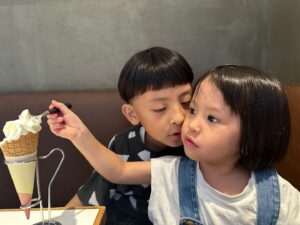 Kazisakku Instagram - はるのアイスを狙うこじ🍨
もらえないこじ🍨
アイスを食べに行こうって言ってカフェに入ったのに何故かお肉を食べるこじ🍖
前菜セットを食べる母🍖

3人のおでかけ楽しかったー😆
