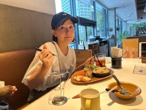 Kazisakku Instagram - はるのアイスを狙うこじ🍨
もらえないこじ🍨
アイスを食べに行こうって言ってカフェに入ったのに何故かお肉を食べるこじ🍖
前菜セットを食べる母🍖

3人のおでかけ楽しかったー😆