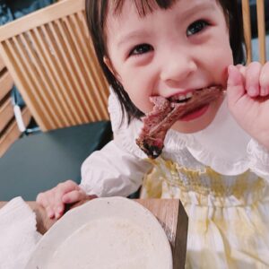 Kazisakku Instagram - 妻'sです☺︎
親戚じゃないのに親戚みたいで、みんなでいるのが本当楽しくて、楽屋も打ち上げもずーっと楽しかったです❤️
打ち上げは妻3人とカンナとはるちゃんの女子会テーブルでした🥰
はるちゃんはラムチョップがお気に入りでカンナとどっちが綺麗に食べれるか選手権を開催してました💪
カンナの圧倒的勝利でした✨

#カジサック
#カジサックオフ会
#ヨメグラム