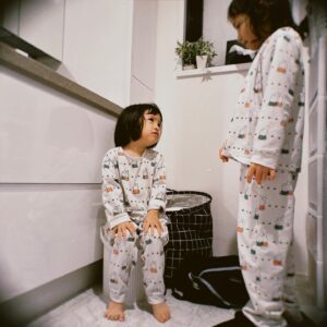 Kazisakku Instagram - 寝る前に2人で学校ごっこ中☺︎
せんちゃんがはるちゃんと遊んでくれてとっても助かっています😊

#姉妹
#5人兄妹の日常
#カジサック
#ヨメグラム