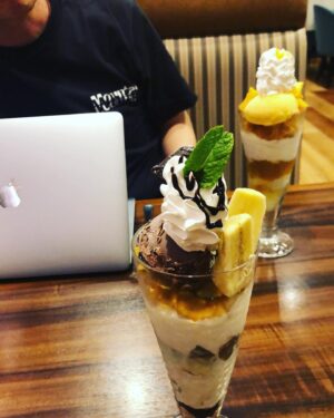 Kazuhiro Ozawa Instagram - そういえば先日40代後半の二人でパフェを食べた