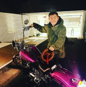 Kazuhiro Ozawa Instagram - 夜の街を駆け抜けていく師匠