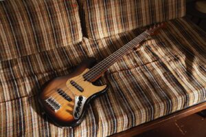 Kazuki Arai Instagram - 本日Fenderから新井モデル
"Deluxe Jazz Bass® V, Kazuki Arai Edition"が発売🤟

楽器なんて出会いだしタイミングなわけだけど、この一本がベーシストやこれからベースを始める人のどこかの何かに縁することができたらこれほど嬉しいことはない

良かったら是非手に取って音を出してみてね

photo by @tomoyuki_kawakami